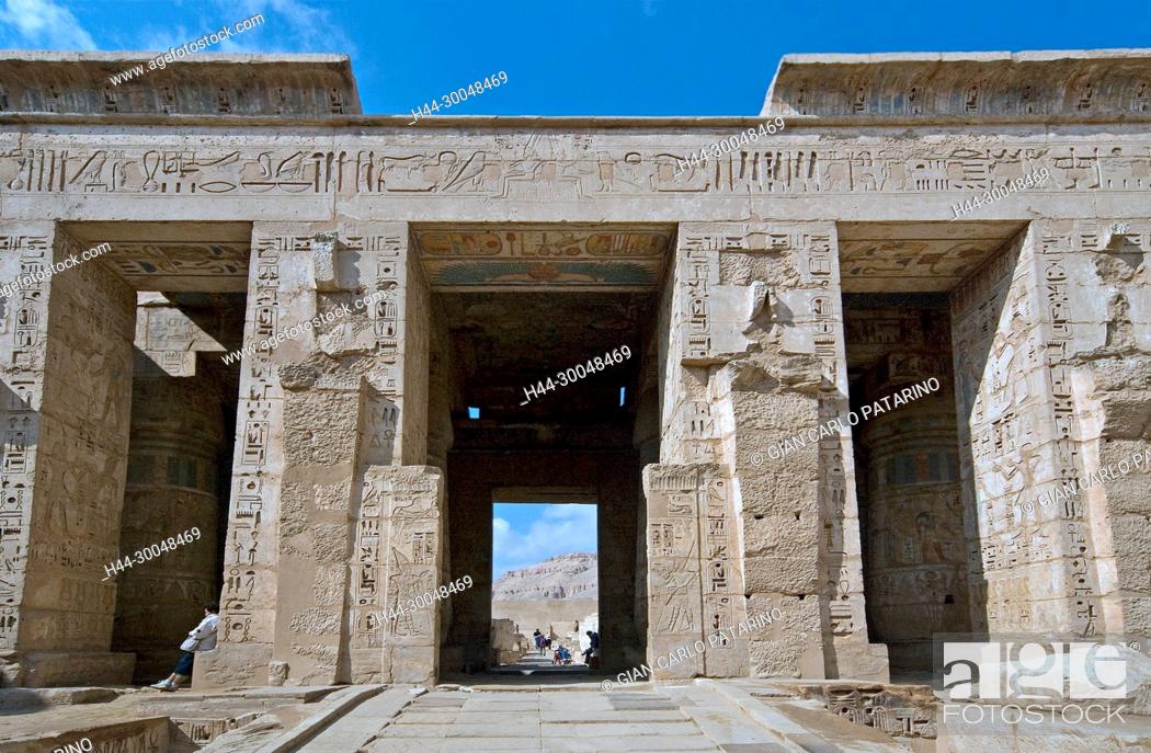 Photo de stock: Medinet Habu, Luxor, Egypt, Djamet, mortuary temple of King Ramses III, ( XX dyn. 1185 -1078 B.C) – The entrance to second courtyard.