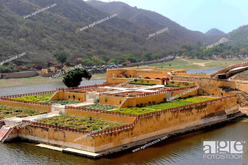 Stock Photo: India, Rajasthan, Kesar Kyari Garden on the Moata Lake at the foot of the Fort Amber.