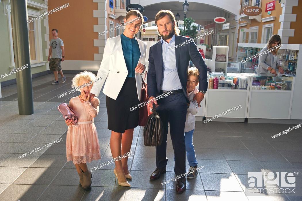 Stock Photo: Couple with children shopping - staged photography. (CTK Photo/Grzegorz Klatka).