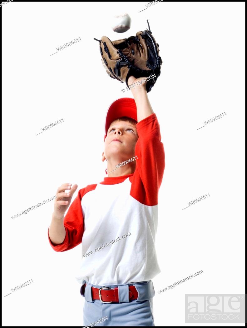 Imagen: Close-up of a baseball player catching a baseball.