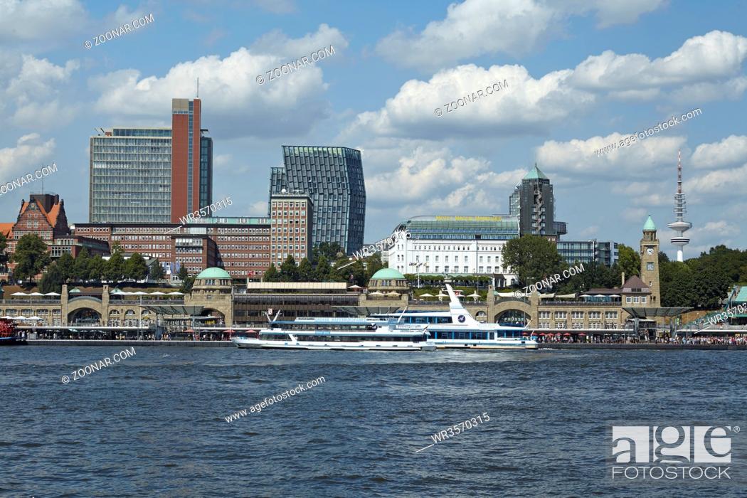 Stock Photo: Die Skyline des Hamburger Hafens mit dem Michel und den St. Pauli Landungsbrücken bei Tageslichet mit blauen Himmel und weißen Wölkchen am 8.