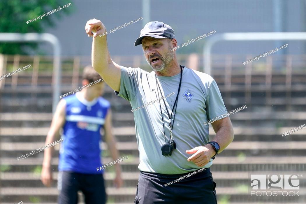 Stock Photo: Bernhard Trares (coach, head coach, SVWM), gives instructions, gesticulates, gesticulate with the arms, gives instructions, gesticulate, single image, action.