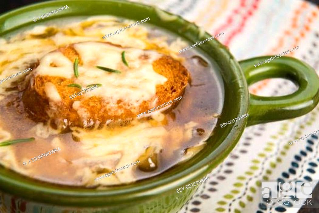 Imagen: French onion soup with ingredients.