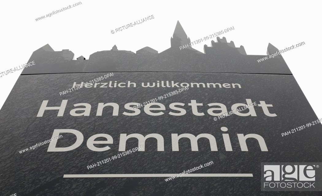 Stock Photo: 01 December 2021, Mecklenburg-Western Pomerania, Demmin: A poster with the inscription ""Welcome Hanseatic City of Demmin"" at the entrance to Demmin.