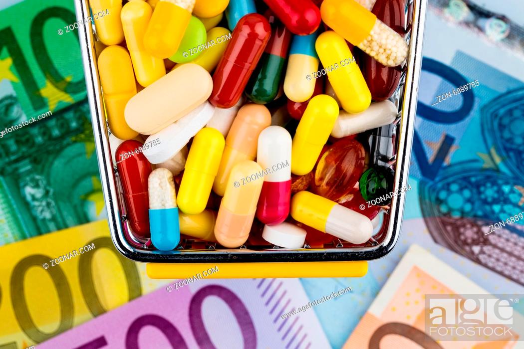 Stock Photo: Tabletten, Einkaufswagen, Euroscheine, Symbolfoto für Pharmazeutika, Krankenkassen, Kosten im Gesundheitswesen.