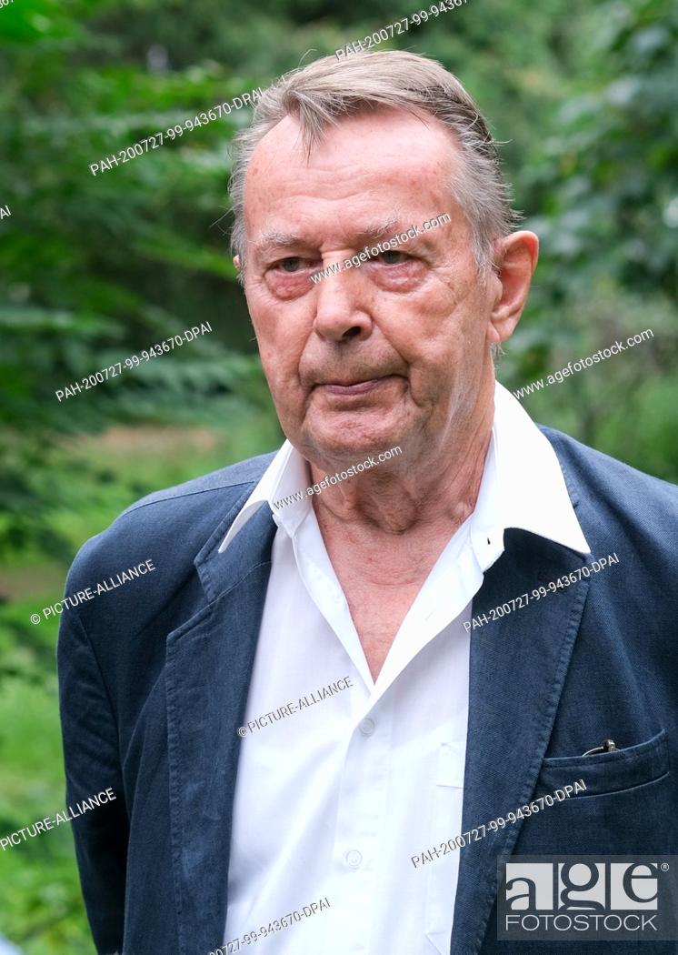 Stock Photo: 27 July 2020, Berlin: The actor Klaus Gehrke at the urn burial of actor Ernst-Georg Schwill in the churchyard of the Protestant Georgen Parochial Church in.
