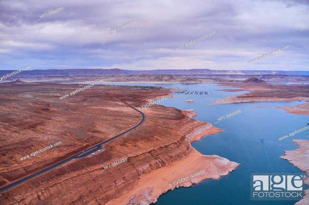 Imagen: Aerial drone shot of Wahweap Marina and Lake Powell with Antelope Island on background, Arizona, USA.