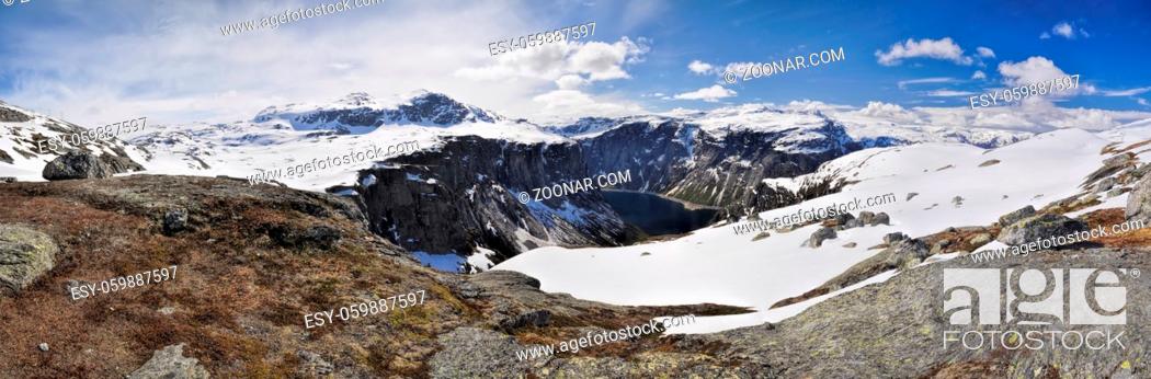 Imagen: Scenic panorama of snowy landscape near Trolltunga in Norway.