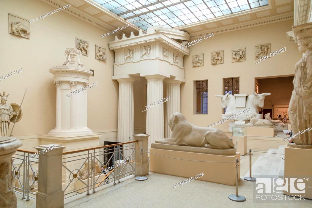 Stock Photo: MOSCOW, RUSSIA - OCTOBER 29, 2015: Pushkin Museum of Fine Arts is largest museum of European art in Moscow, Russia.