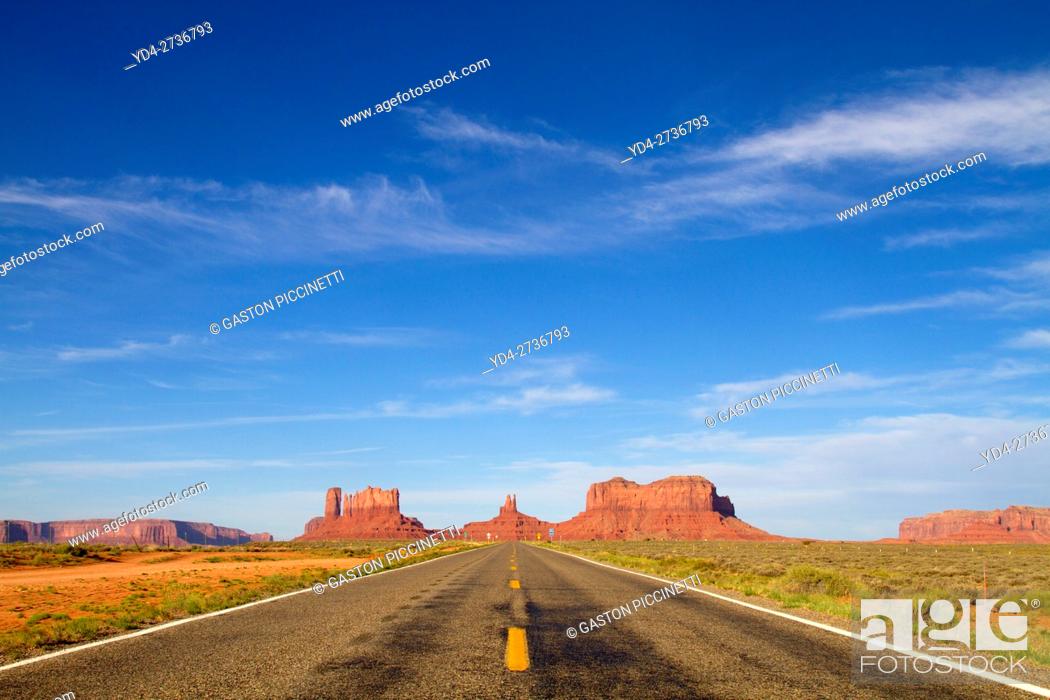 Photo de stock: One of the most famous images of the Monument Valley is the long straight road (US 163)leading across flat desert towards sandstone buttes and pinnacles rock.