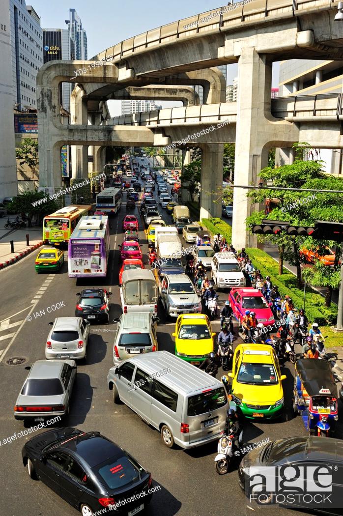 Imagen: traffic near Siam Square, Bangkok, Thailand.