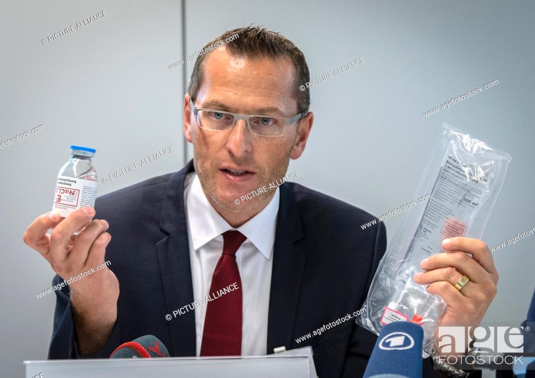 Stock Photo: 20 September 2018, Baden-Wuerttemberg, Goeppingen: Dr. Ingo Hüttner, medical managing director of Alb Fils Kliniken GmbH shows a bottle with NaCl infusion.