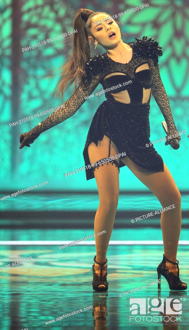 Imagen: 17 May 2021, Netherlands, Rotterdam: Singer Efendi (Azerbaijan) performs the song ""Matahari"" during the second dress rehearsal of the first semi-final of the.