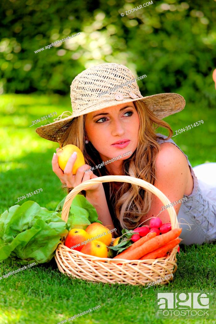 Stock Photo: Obst und Gemüse im Korb mit Frau.