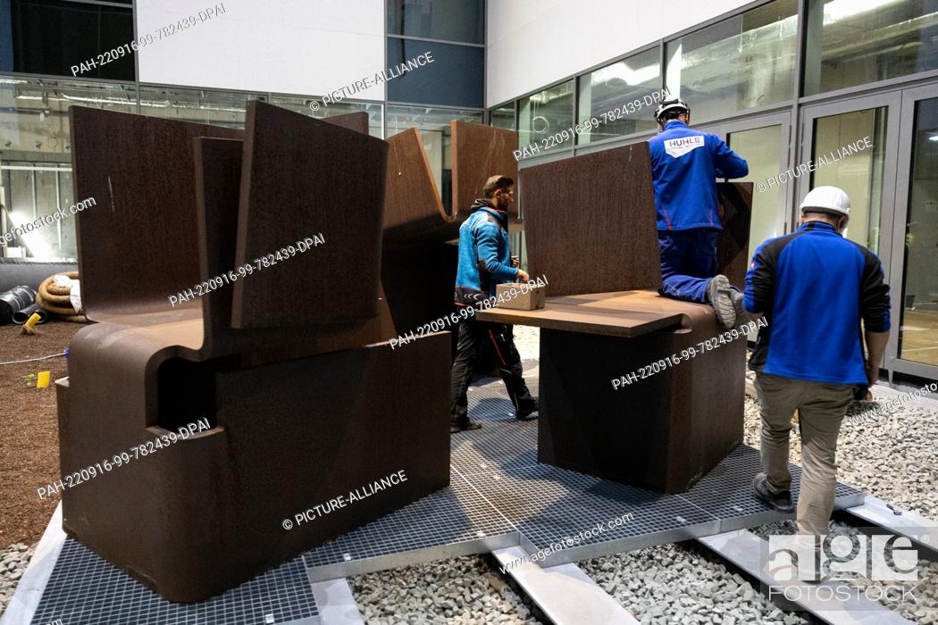 Stock Photo: 16 September 2022, Hessen, Wiesbaden: Workers assemble the third part of the sculpture ""Buscando la luz III"" by Eduardo Chillida in the courtyard of the.