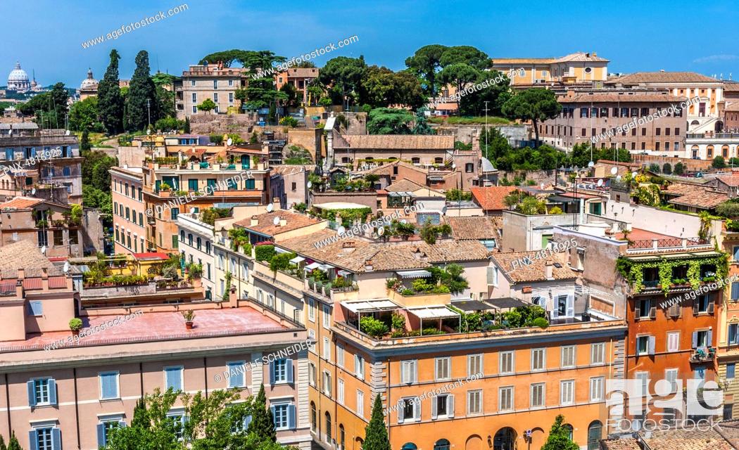 Stock Photo: Italy, Rome, Aventine district, houses along Via di San Teodoro on the edge of the Palatine.