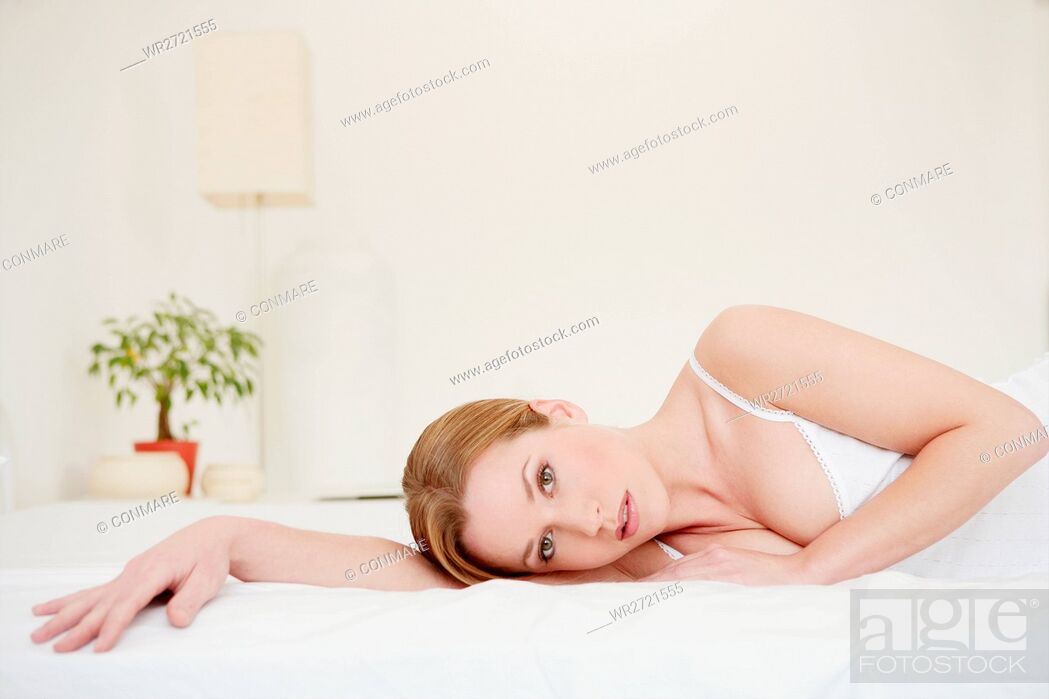 Photo de stock: young, woman, lying, tender, gentle, bed, pure, mo.
