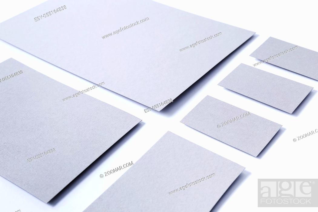 Imagen: Paper cards on a white background.