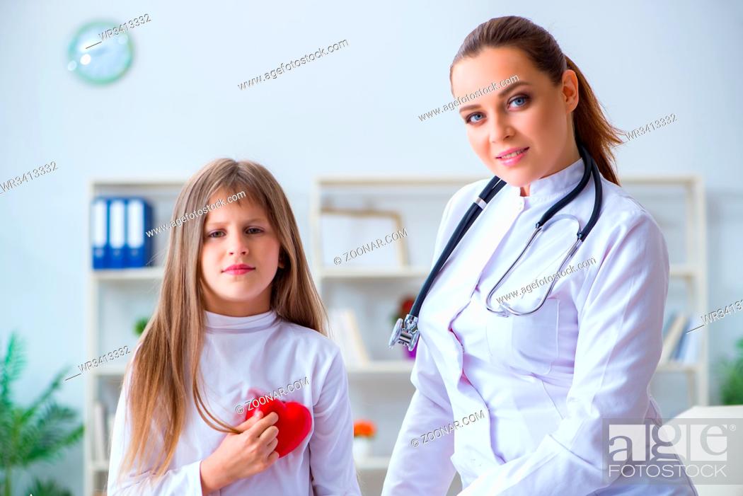 Photo de stock: Female doctor pediatrician checking girl.