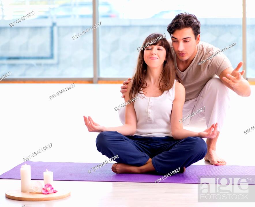 Imagen: The personal coach helping during yoga session.