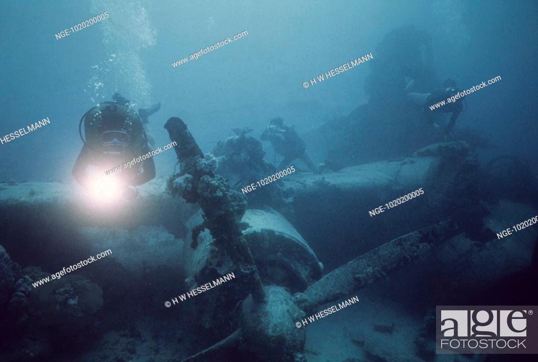 Stock Photo: Frogmen at sunken Aircraft Wreckage, Truk Lagoon, Mikronesien.