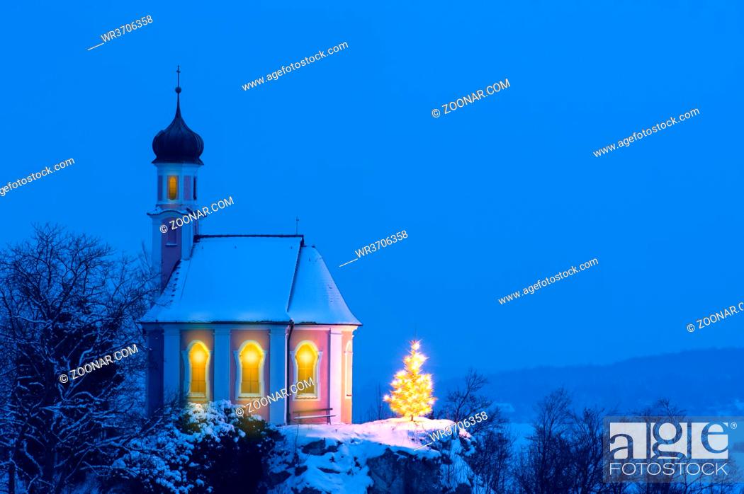 Stock Photo: Romantische Weihnachtskapelle mit Christbaum im Schnee.