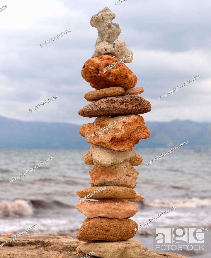 Imagen: Steinmännchen, steinmann, Balance, gleichgewicht, balancieren, labil, steine, turm,  türmchen, spitze, zusammenhalt, zusammenhalten, steinturm, natur, pärchen.