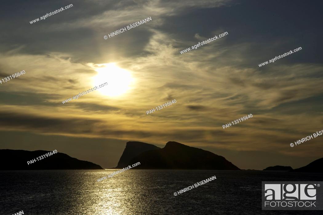 Photo de stock: midnightsun over island Haaja, june 2020 | usage worldwide. - Kvalöya/Troms/Norway.