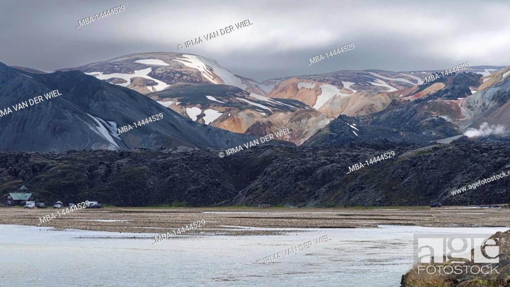 Photo de stock: Laugavegur hiking trail is the most famous multi-day trekking tour in Iceland. Landscape photo from the area around Landmannalaugar.