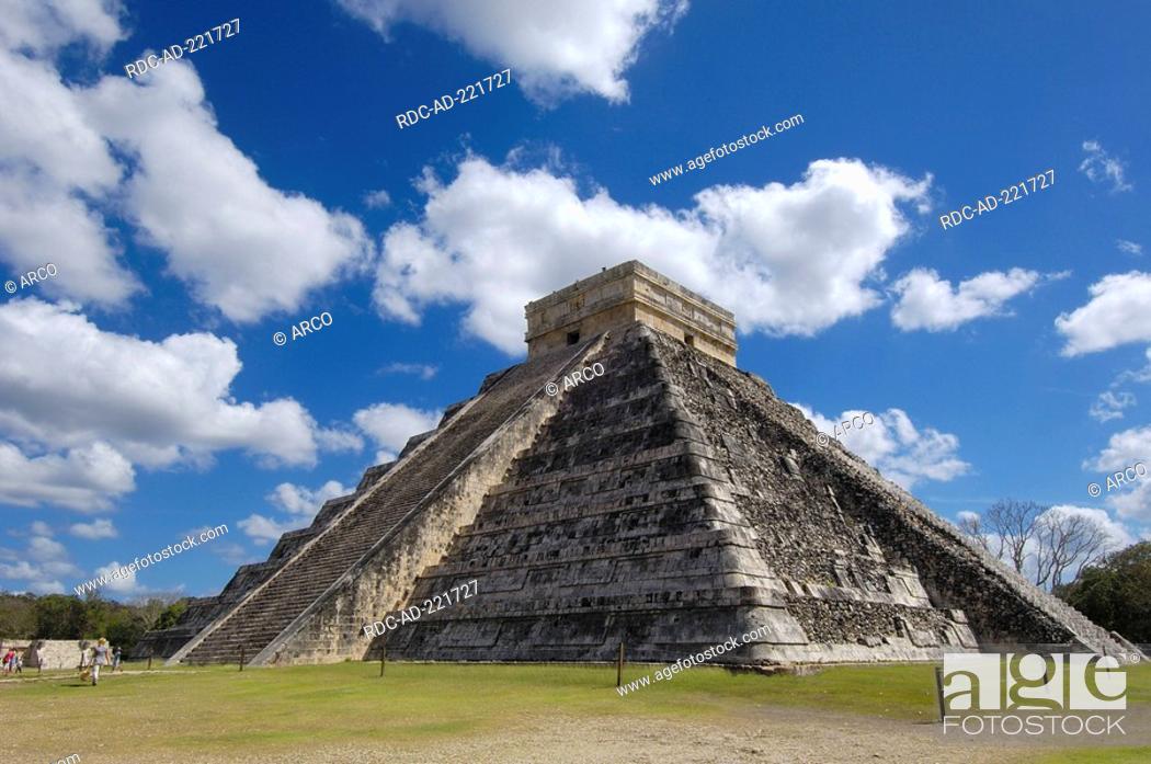 Stock Photo: El Castillo, Kukulkan pyramid, Chichen Itza, Yucatan, Mexico.