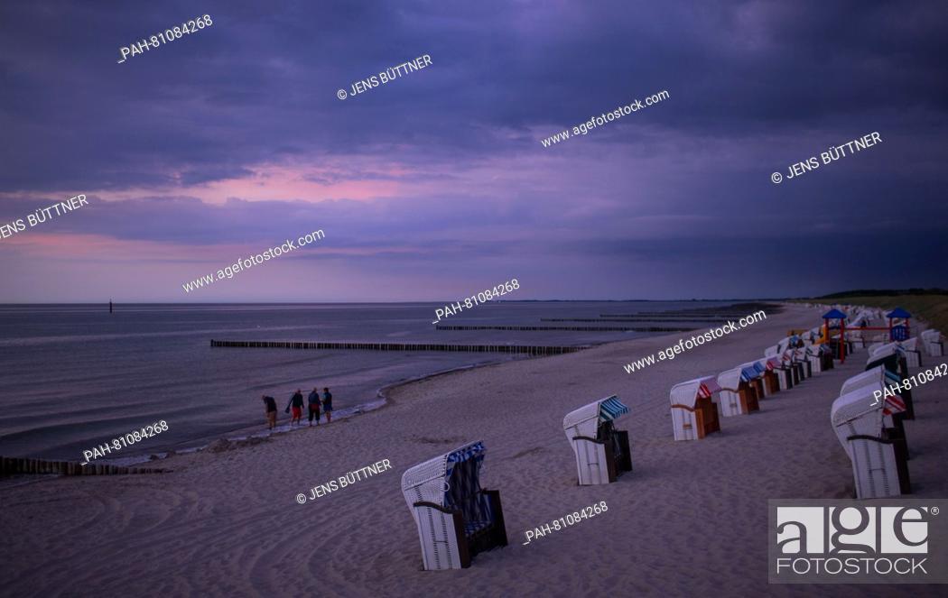 Stock Photo: Vacationers walk at the beach during sunset at the Baltic Sea spa town Graal-Mueritz, Germany, 09 June 2016. | usage worldwide.