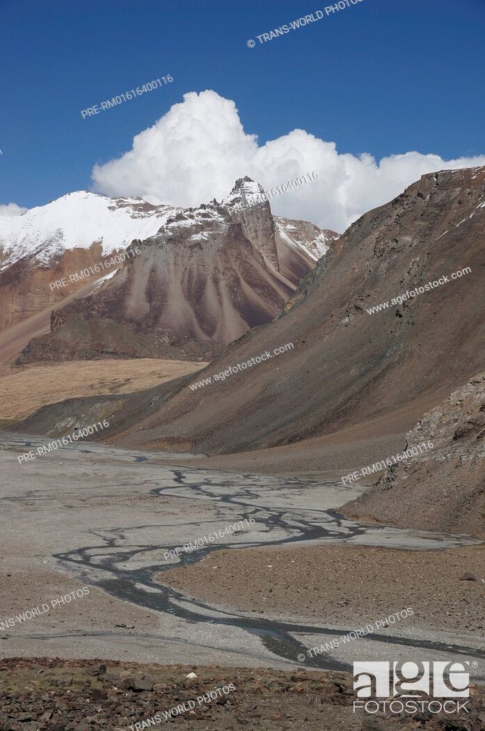 Stock Photo: Landscape between Baralacha La Bara-Lacha-Pass, 4890m and Sarchu, Manali-Leh Highway, Lahaul and Spiti, Himachal Pradesh.