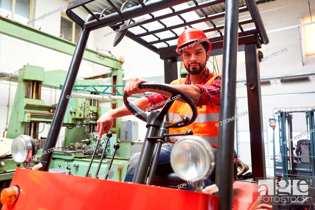 Stock Photo: Arbeiter als Gabelstaplerfahrer auf dem Gabelstapler in der Lagerhalle der Metallfabrik.