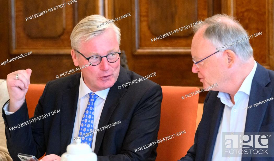 Stock Photo: 30 August 2022, Lower Saxony, Hanover: Bernd Althusmann (l, CDU), Minister of Economics of Lower Saxony, and Stephan Weil (SPD).