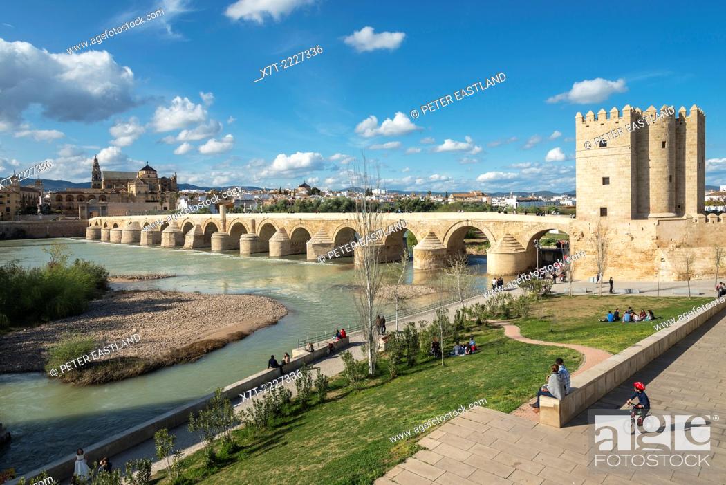 Stock Photo: By the Torre de la Calahorra looking across the Guadalquivir river and Roman bridge to the cathedral and historic centre of Cordoba, Andalucia, Spain.