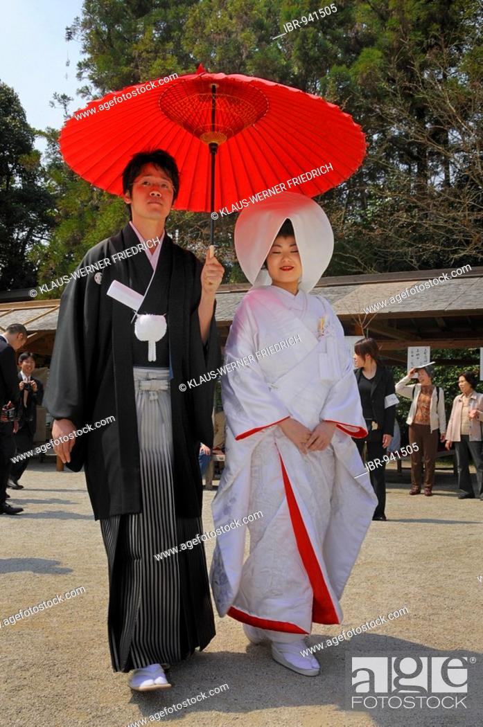 trend tobak gør dig irriteret Japanese wedding couple wearing traditional wedding kimonos, bride wearing  a bonnet, Stock Photo, Picture And Rights Managed Image. Pic. IBR-941505 |  agefotostock