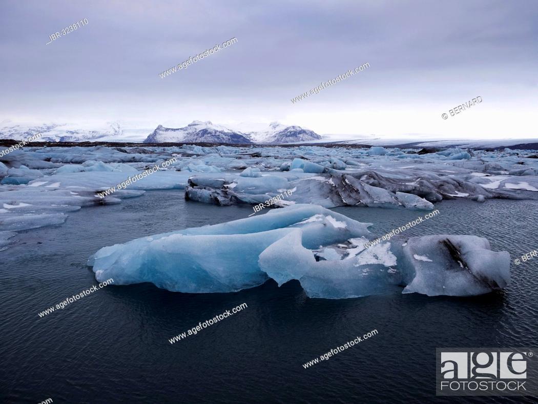 Imagen: Icebergs in the Jökulsarlon glacial lake at the edge of the Vatnajökull Glacier.