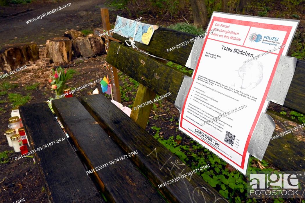 Photo de stock: 31 March 2022, North Rhine-Westphalia, Mönchengladbach: Candles and stuffed animals stand at the site where a newborn baby was found killed and behind a park.