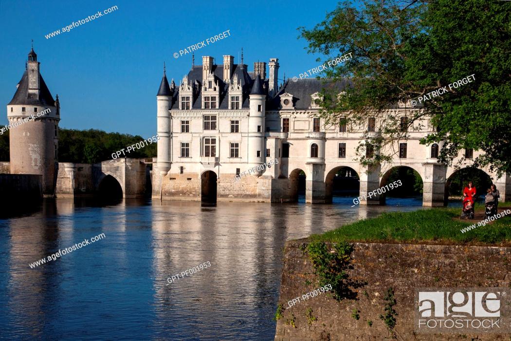 Stock Photo: BABIES' PROMENADE IN PUSHCHAIRS ON THE BANKS OF THE CHER RIVER, CHATEAU OF CHENoNCEAUX, INDRE-ET-LOIRE 37, FRANCE.