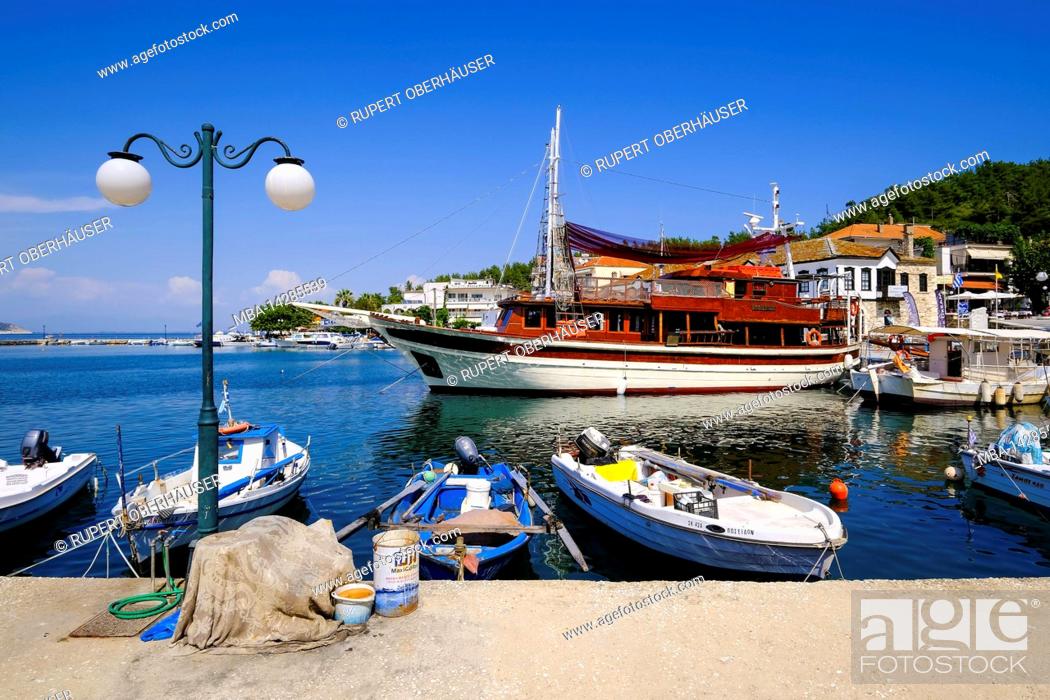 Imagen: Fishing port, capital Limenas, Thassos, Greece.