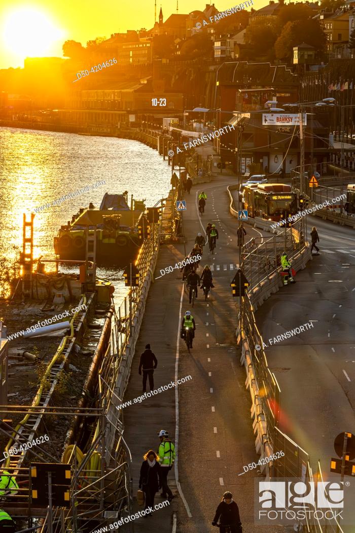 Imagen: Stockholm, Sweden Pedestrians, bicyclists, and traffic in the Slussen district at Sodermalm in the early morning.