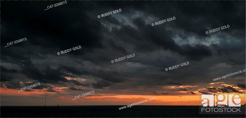 Imagen: Stormy sky at sunset in El Masnou, Maresme area, Barcelona, Spain.