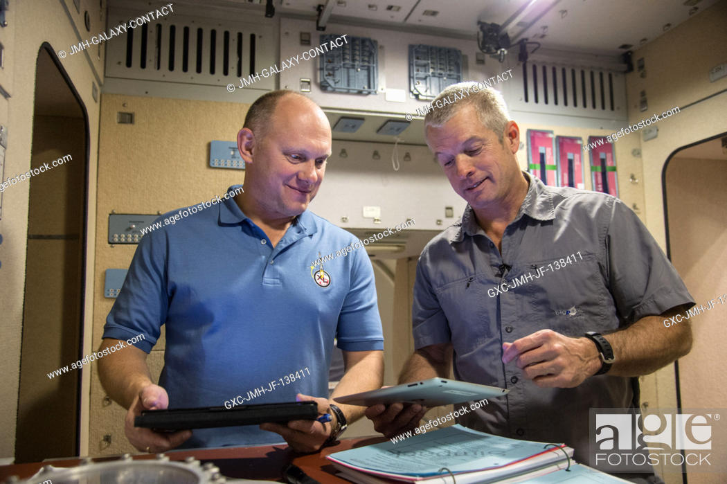 Photo de stock: NASA astronaut Steve Swanson (right), Expedition 39 flight engineer and Expedition 40 commander; and Russian cosmonaut Oleg Artemyev.