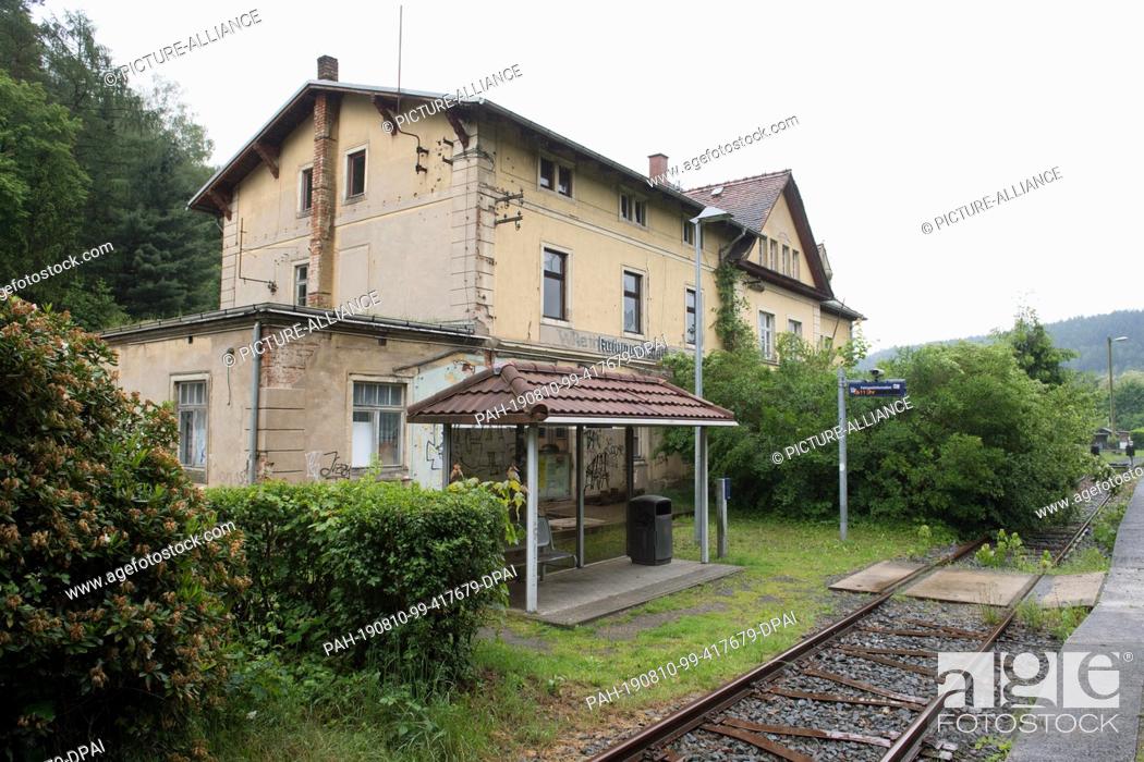 Stock Photo: 28 May 2019, Saxony, Rathmannsdorf: An old track bed in front of the station building. Photo: Sebastian Kahnert/dpa-Zentralbild/ZB.