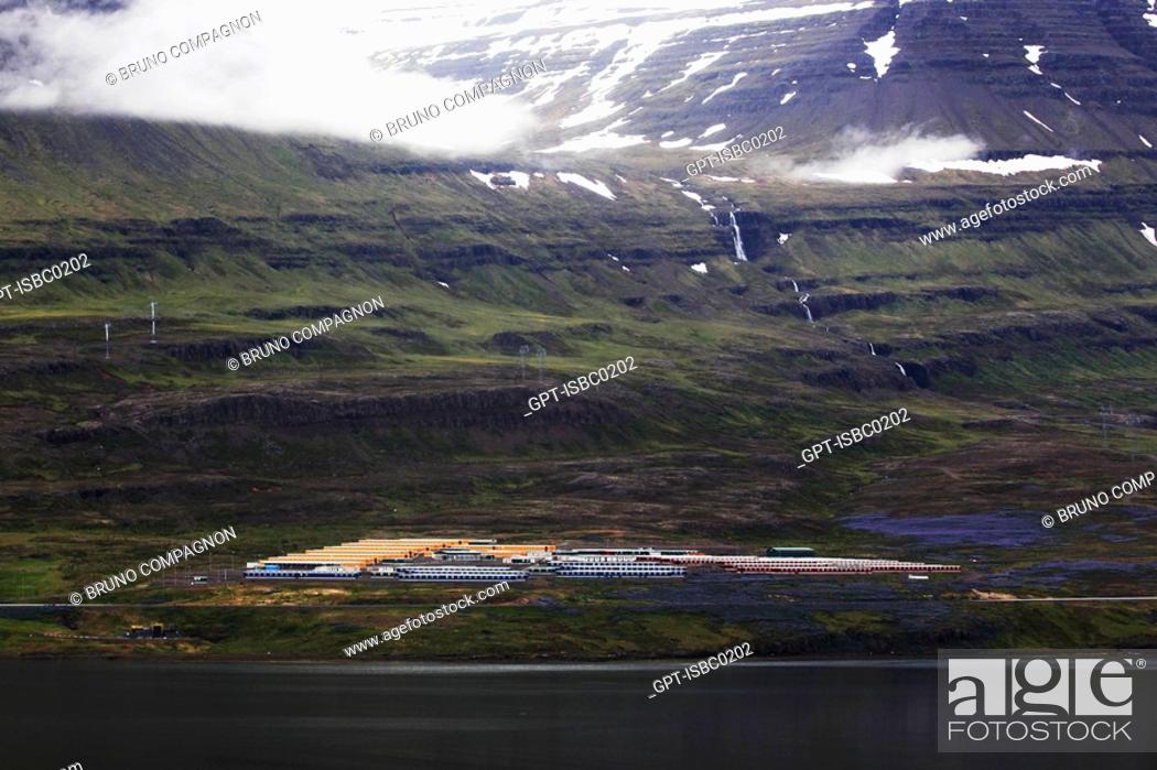 Photo de stock: HOUSING FOR WORKERS AT THE ALCOA ALUMINUM FACTORY NEAR THE CITY OF REYDARFJORDUR, CONTROVERSIAL PROJECT BECAUSE OF ECOLOGICAL DAMAGE, EASTERN ICELAND, EUROPE.