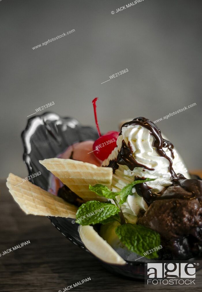 Photo de stock: gourmet organic chocolate and strawberry ice cream sundae dessert with cherry and banana.