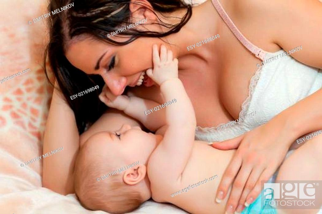 Photo de stock: Mother and her sweet baby.