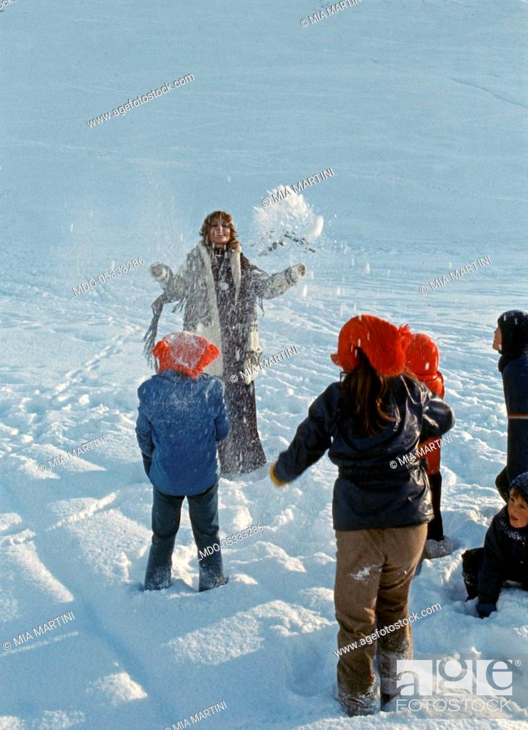 Imagen: The singer Mia Martini (Domenica Rita Adriana Bertè) playing in the snow with two children. Livigno, Italy. 1973.