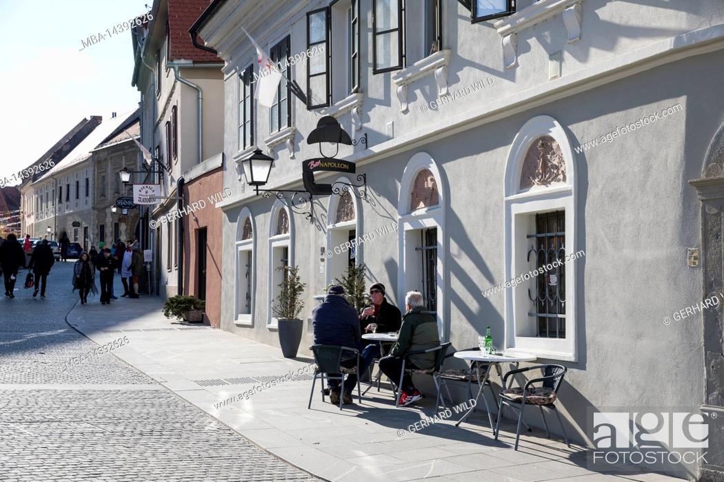 Imagen: Bar in the old town of Ptuj (Pettau), the oldest town in Slovenia, Lower Styria, Podravska, Slovenia, Europe.