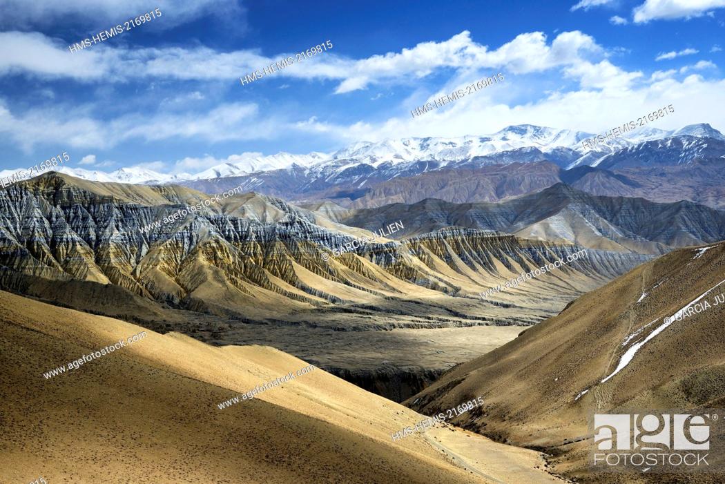 Photo de stock: Nepal, Gandaki zone, Upper Mustang (near the border with Tibet), mineral landscape near the village of Ghemi.